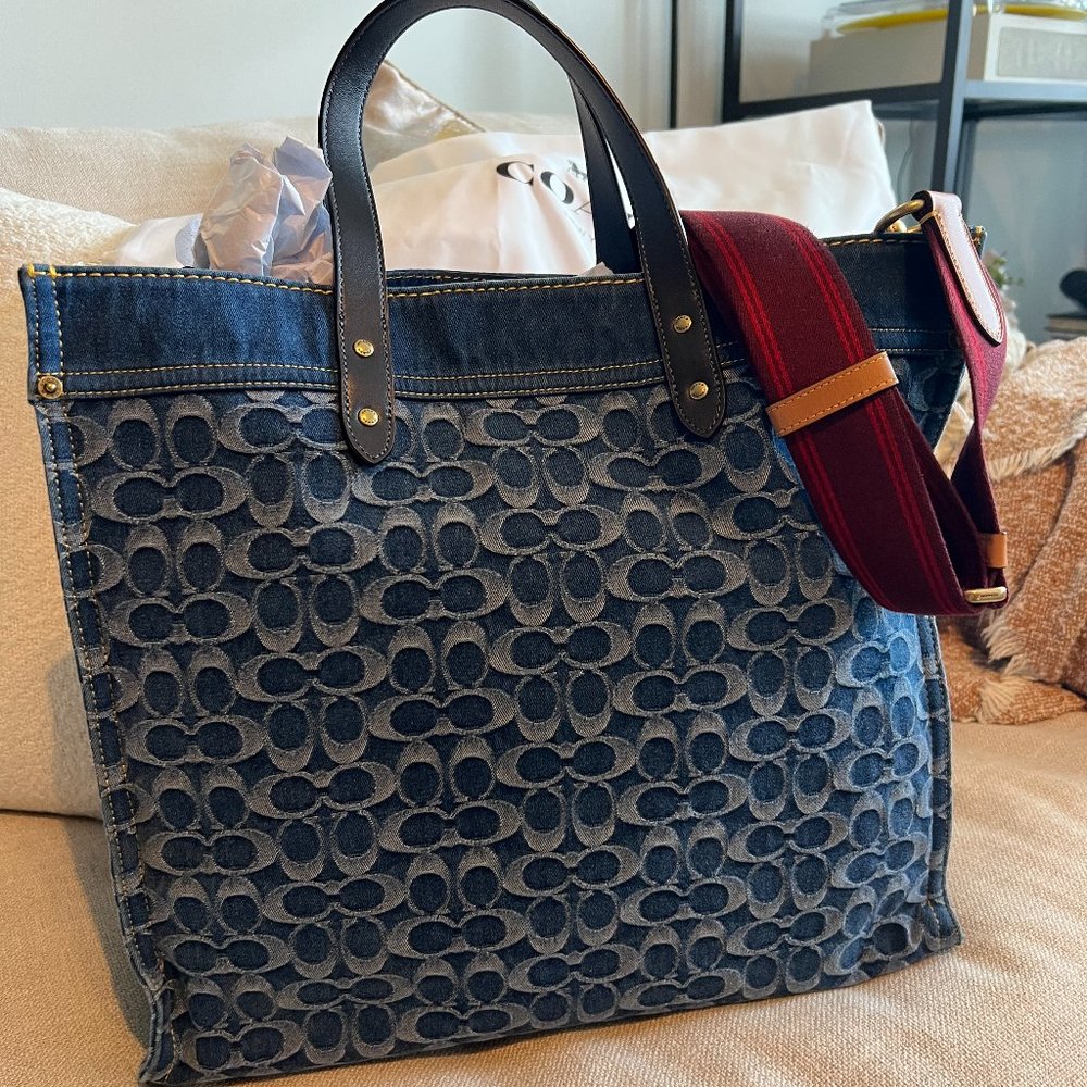 FIELD TOTE 40 SIGNATURE DENIM (CA279)